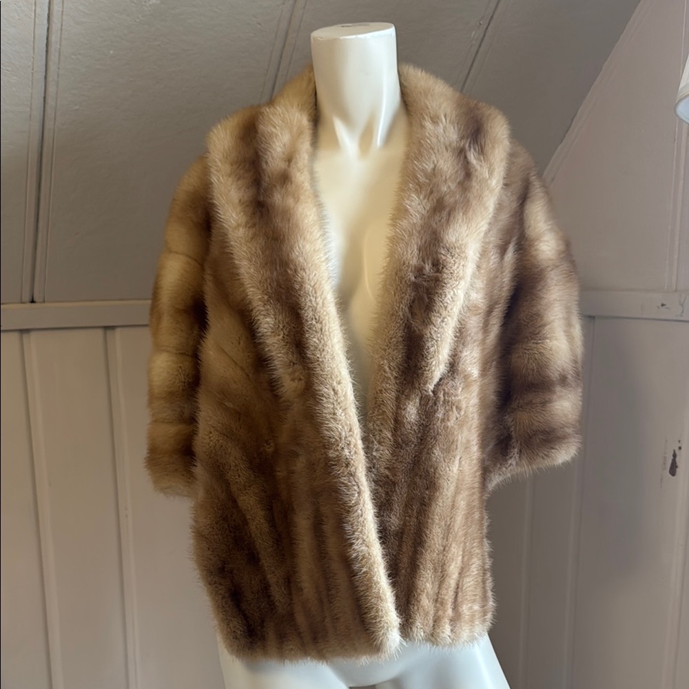 Elegant vintage blonde mink shoulder cape with collar. Fantastic!